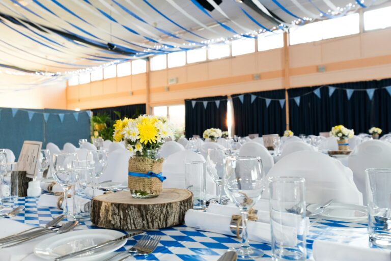 Salón decorado con mesas largas para banquete y celebración de evento privado